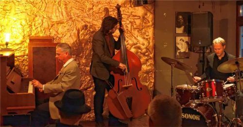 Dezente Balladen und komplexe Jazzstücke boten Claus Raible (Piano), Milos Colovic (Bass) und Xaver Hellmeier (Schlagzeug). Foto Friedrich