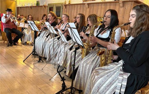 D’Hofmark-Musikanten begleiteten ihre Jahresversammlung auch musikalisch. Foto re