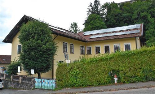 Die aktuelle Grundschule in Marquartstein verfügt über eine Bruttogeschossfläche von 1.487 Quadratmeter. Für den Neubau sind 1.913 Quadratmeter vorgesehen – ein geplantes fünftes Klassenzimmer wurde gestrichen. Foto Wunderlich
