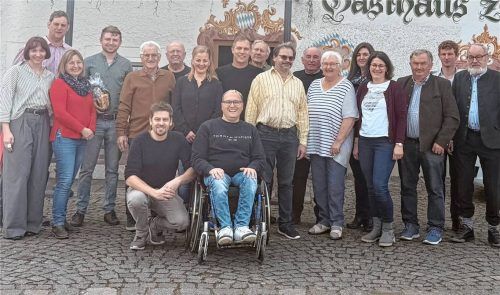 Die alte und neue Vorstandschaft des Radlervereins Söchtenau. Foto re