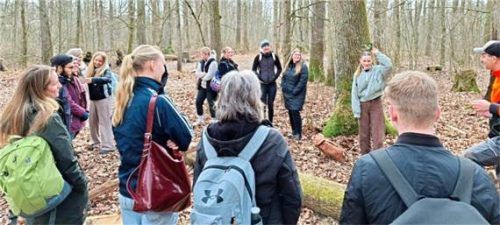 Die angehenden Erziehungsfachkräfte der Fachakademie Starkheim schlüpften bei einer Waldführung in die Rolle von „Drittklässlern“. Foto  Ertl