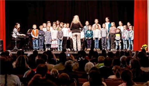Die auftretenden Nachwuchschöre überzeugten im gut gefüllten Saal mit harmonischem Chorklang und sicherer Bühnenpräsenz. Fotos Seemeier