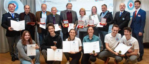 Die ausgezeichneten aktiven Wasserwachtler und Geehrten für langjährige Mitgliedschaft. Foto Berger