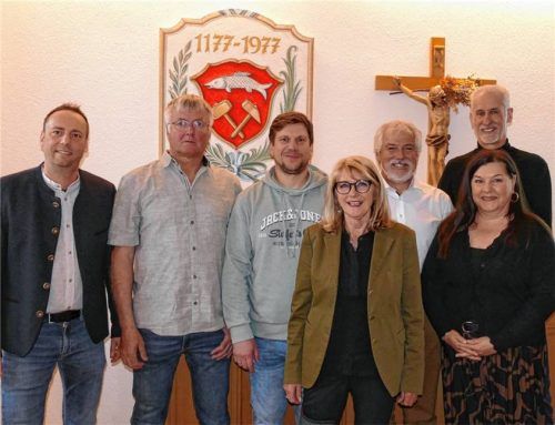 Die ausscheidenden Inzeller Gemeinderäte wurden bei der letzten Sitzung der alten Legislaturperiode von Bürgermeister Michael Lorenz (links) mit einem Geschenk gebührend verabschiedet: (von rechts) Nicolle Dufter, Bürger für Inzell (seit 2025), Michael Kötzinger, SPD (zwölf Jahre Gemeinderat), Markus Ried, Grüne (sechs), Annemie Walch, CSU (seit 2022), Sepp Tratz, CSU (sechs) und Heini Plenk, CSU (2025). Foto Wegscheider