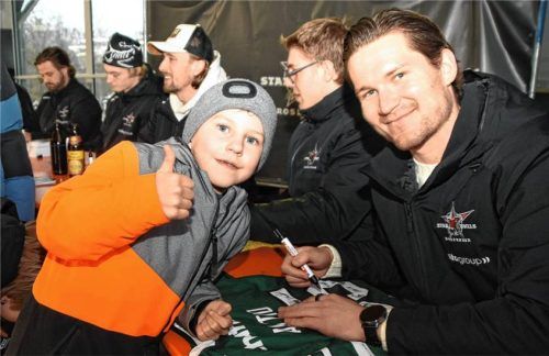 Die Autogramme von Oskar Autio waren heiß begehrt.Foto Franz Ruprecht