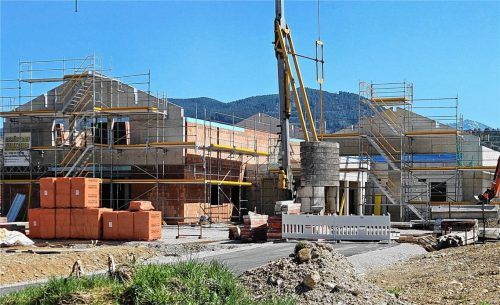 Die Baustelle „Feuerwehrhaus Vogling“, die für die Montage des Dachstuhles bereits mit den notwendigen Schutzgerüsten versehen wurde. Foto Krammer