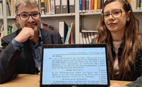 Die beiden Heimatforscher Daniel Baumgartner und Selina Ehm mussten auch schmunzeln. Denn nicht alle Vorstellungen im Kino kamen gut an. Der Neumarkter Archivmitarbeiter Andreas Link hat einen Zeitungsartikel über den Film „Reise nach Marrakesch“ gefunden. Weil darin eine etwas freizügig gekleidete Frau zu sehen war, ließ der damalige Pfarrer die Büßerglocken läuten für die „arme Sünderin“, in diesem Fall die Kinobesitzerin Leni Mayerhofer. Foto  Enzinger