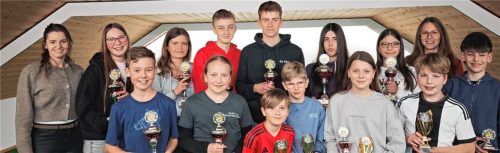Die beiden Jugendleiter Andrea Kohlbeck und Maria Wimmer (links und rechts) mit Anna Höllbauer, Julia Hopfinger, Sebastian Eder, Kevin Kocher, Anouk Feinstein, Magdalena Gößl, (hinten, von links) sowie Valentin Grüner, Stefanie Maier, Samuel Resch, Johannes Baudisch, Anna Unterholzner, Felix Rauscheder und Gabriel Feinstein (vorne, von links). Foto  re