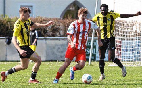 Die beiden Töginger Florian Huber (links) und Pascal Kpohomou stellen den Bruckmühler Patrick Kunze.Foto Thomas Osterkamp