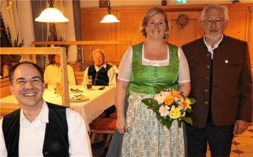 Die beiden Vorsitzenden der Liedertafel Bad Feilnbach, Hans Roth (rechts) und Matthias Schwaiger, freuen sich mit der neugewählten Kassierin Nina Roth. Foto Strim