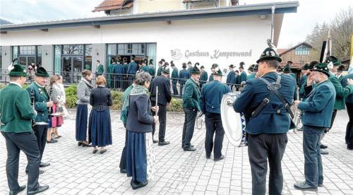 Die Bernauer Trachtler versammelten sich im Gasthaus „Kampenwand“. Mit dabei war auch die Musikkapelle Bernau. Foto  Hötzelsperger