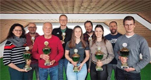 Die besten Schützen und Neuschützen der Saison (von links): Lisa Kohlbeck, Michael Resch, Walter Wurfbaum, Daniel Jahreiß, Kathrin Wimmer, Matthias Haslberger, Vereinsmeisterin Andrea Kohlbeck, Sebastian Landa und Sportleiter Gerhard Gebler.Foto Hamberger