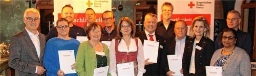 Die BRK-Führung mit den anwesenden Dienstjubilaren: (vorne, von links) BRK-Präsident Hans-Michael Weisky, Veronika Schlagbauer (25 Jahre), Barbara Brandmaier (zehn Jahre), Susanne Haidacher (25 Jahre), Direktor Martin Schmidt (30 Jahre), Wolfgang Weber (35 Jahre), Daniela Ludwig, Permjit Kaur (zehn Jahre) sowie (hinten, von links) Markus Leberfinger (15 Jahre), Florian Gantner (25 Jahre), Christoph Philippi (40 Jahre), Christian Bauer (35 Jahre) und Christof Müller (zehn Jahre). Foto re