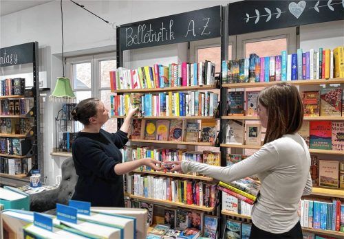 Die Buchhandlung „Bücher Herzog“ unter den Mühldorfer Arkaden schließt zur Jahresmitte. Bis dahin kümmern sich die Mitarbeiterinnen um das Tagesgeschäft und den Räumungsverkauf. Foto  Latta