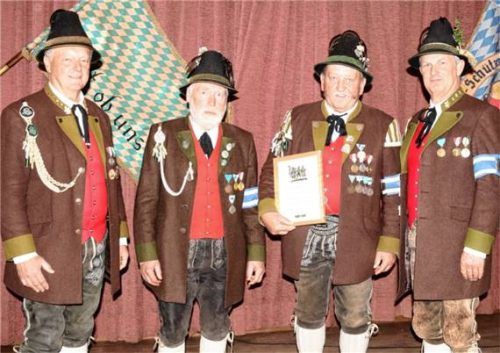 Die Bundesmedaille in Gold erhielten Hans Heinrich (Zweiter von links) und Hans Astner (Dritter von links). Schützenmeister Georg Winkler (links) und Hauptmann Sepp Stadler gratulierten. Foto Schwitteck