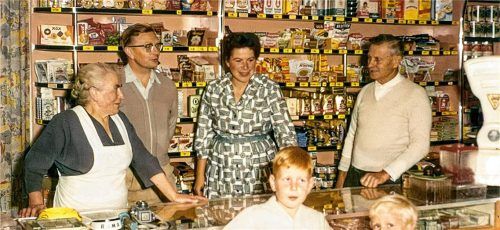 Die digitalisierte Leihgabe zeigt das Ladengeschäft der Familie Spagl im Dorfzentrum von Jettenbach in den 50er-Jahren. Damals gab es noch eine Reihe von Lebensmittelgeschäften in Jettenbach. Heute ist das Handwerkerdorf nur noch eine Schlafstätte. Fotos  Gerstner