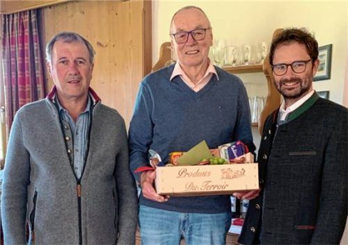 Die Dorfvereine bedankten sich für langjährige Unterstützung: (von links) Franz Köll, Vorsitzender der Dorfgemeinschaft, Jubilar Walter Rösel und Hans Zistl, Bürgermeister und ehemaliger Dorffestkassier. Foto re