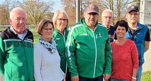 Die drei bestplatzierten Damen und Herren: (von links) Bartl Sigl, Christa Sigl, Margit Blaga, Otto Blaga, Vorsitzender Walter Schmid, Karin Stöckl und Peter Blaga junior. Foto re
