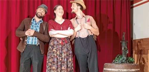 Die drei Vagabunden (von links) Willi Werk (Christoph Singhammer), Gunda Gernreich (Franziska Huber) und Max Dünkel (Samuel Nagl) sind auf der Suche nach dem Glück. Foto Mayr