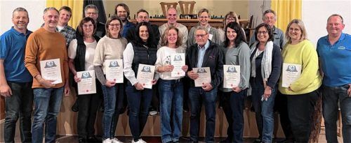 Die Ehrung der langjährigen Mitglieder beim RV Guttenburg: RV-Vorsitzender Christian Zieglgänsberger (rechts), sein Stellvertreter Josef Mitterreiter (links) und Bürgermeisterin Petra Jackl (Dritte von rechts) ehrten Anton Fürstenberger (Fünfter von rechts) für 70 Radlerjahre sowie weitere langjährige Mitglieder.Foto Bachmaier