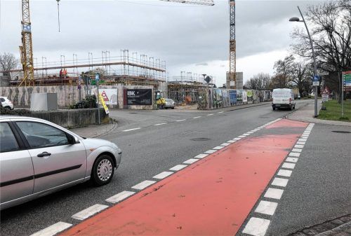 Die Ellmosener Straße wird abschnittsweise von einer Kreisstraße zu einer Ortsstraße. Fotos Bettinger, gerlach, re