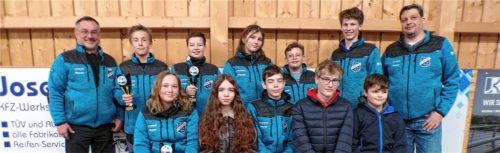 Die erfolgreiche Stockschützenjugend im SV Schechen (von links) vorne: Lisa Höpfl, Lea Henfling, Leonhard Niklas, Valentin Schmöller, Quirin Neumayer; hinten: Trainer Erdmann Lerch, Sebastian Grießer, Markus Franz, Franziska Ramsteiner, Maxi Neumeier, Christoph Ramsteiner und Abteilungsvorstand Michael Neumeier. Foto Sollinger