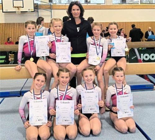 Die erfolgreichen Turnerinnen: (hinten, von links) Jasmin Strauß, Katharina Berndlmaier, Trainerin Ute Geber, Vanessa Tell und Emmi Ober sowie (vorne, von links) Mila Herre, Theresa Lamprecht, Marie Leipholz und Juli Nath. Foto RE