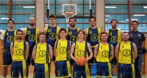 Die erste Herrenmannschaft der Priener Basketballer krönt ihre Saison mit dem Aufstieg in die Bezirksliga. Foto Tus Prien