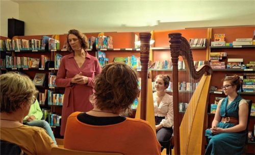 Die Erzählerin Helga Graef (von links) und die Harfenistinnen Johanna Stein und Katharina Thaurer bei ihrem Vortrag in der Grassauer Bücherei. Foto Grabmüller