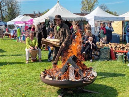 Die Feuerstelle ist das Herzstück des Markts.