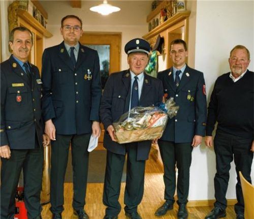 Die Feuerwehr Titlmoos hat ein neues Ehrenmitglied: (von links) Kreisbrandrat Richard Schrank, Vorsitzender Walter Scheitzeneder, Ehrenmitglied Georg Linsmaier, Kommandant Andreas Grünauer und Bürgermeister Josef Huber.