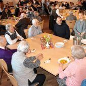 Firmlinge kochen und servieren Fastensuppe