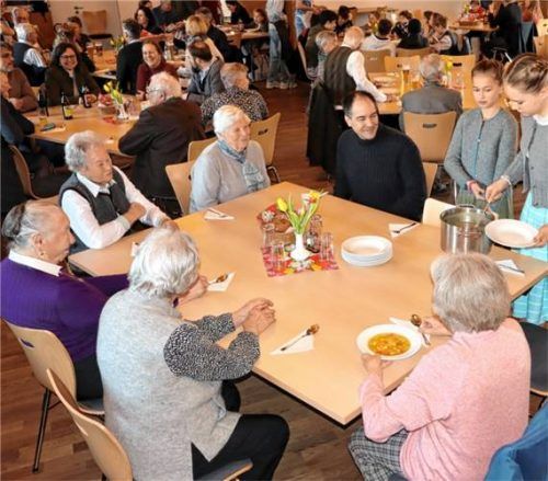 Die Firmlinge servierten den vielen Besuchern eine schmackhafte Fastensuppe.Foto  Strim