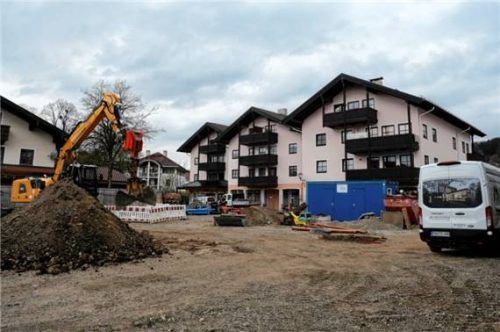 Die Fläche für die neue Dorfmitte in Feldkirchen wird zur weiteren Bearbeitung hergerichtet, später mit schon ausgewählten Steinen gepflastert.Fotos  Merk