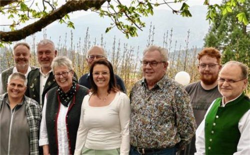 Die Führungsriege der Böllerschützen: (von links) Kassenprüferin Bernadette Rosenegger, Beisitzer Thomas Feldbacher, Schussmeister Norbert Fütterer, Vorsitzende Gabi Rösel, Kassier Jürgen Hamann, Schriftführerin Regina Bernauer, Zweiter Vorsitzender Sepp Esterbauer, Kassenprüfer Josef Kriegenhofer und Beisitzer Peter Gilge. Foto Nistler