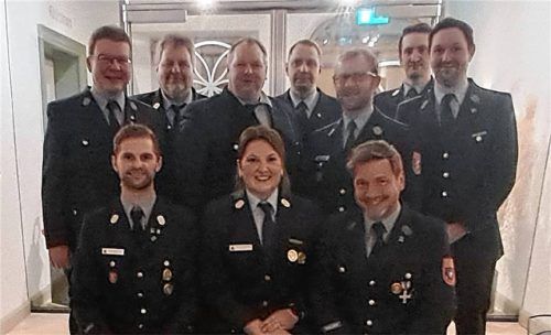 Die Führungsriege der Pittenharter Feuerwehr: (von links) Vordere Reihe: Florian Niedermaier (Kommandant), Anna-Maria Siglreithmaier (Vorsitzende), Philipp Spiel (Zweiter Vorsitzender). Hintere Reihe: Christian Pis (Kassier), Georg Straßer (Beisitzer), Georg Aringer senior (Schriftführer), Sepp Stürzer (Zweiter Kassier), Andreas Neubauer (Dritter Kommandant), Thomas Siglreithmaier (Zweiter Kommandant) und Georg Aringer (Fähnrich). Foto Künzner-Hingerl