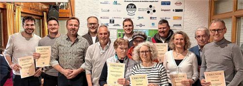 Die für ihre langjährige Mitgliedschaft Geehrten mit Vorsitzenden Willi Kobler und Zweitem Bürgermeister Rupert Müller. Foto Holzner