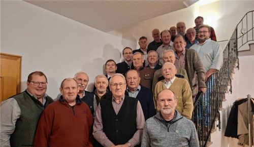 Die Geehrten mit Bürgermeister Stefan Adam (links).Foto  re