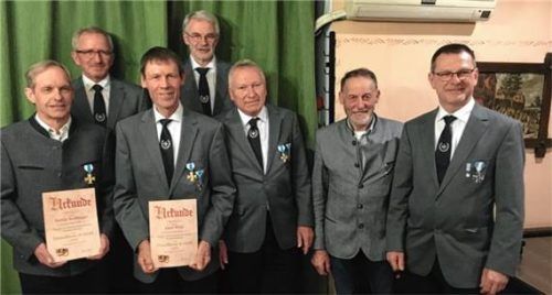 Die Geehrten mit der gewählten Vorstandschaft: (von links) Stefan Kolbinger, Kassier Robert Schmid, Vorsitzender Josef Weiß, Schriftführer Josef Wimmer, Reservistenbetreuer Werner Lohr, Bürgermeister Sebastian Winkler und stellvertretender Vorsitzender Claus Höllbauer.Foto  Jaensch