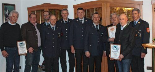 Die Geehrten mit der Vorstandschaft und Bürgermeister: (von links) Erich Eutermoser, Bürgermeister Stefan Adam, Sepp Dangl, Hannes Ettenhuber, Leonhard Ettenhuber, Kommandant Georg Baumann, Vorsitzender Christian Dangl, Georg Weber und Hans Schaber sowie Kreisbrandinspektor Martin Gruber. Foto  re