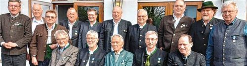 Die Geehrten stellten sich in die Mitte, umrahmt vom stellvertretenden Obmann Konrad Krichbaumer (links) und Obmann Pius Graf (rechts). Foto Hoffmann