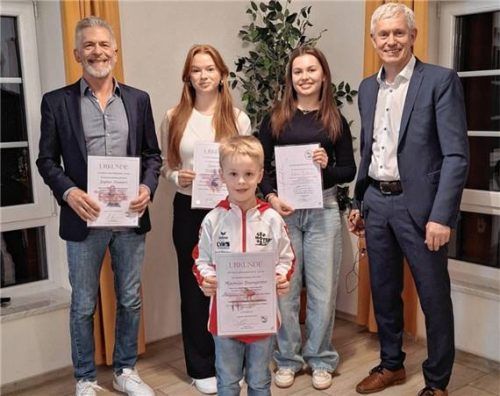 Die Geehrten: (v.l.n.r.) Stephan Hammerl, Laura Reichl, Maxi Baumgartner, Katharina Bichlmaier und Bürgermeister Georg Auer. Foto Huber