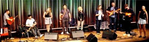 Die gesamte irisch-schottische Crew versammelte sich am Ende des Konzerts auf der Bühne.Foto Fischer