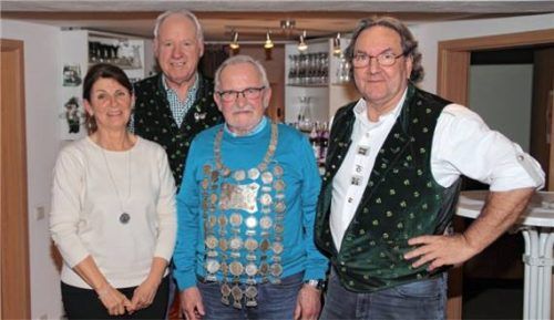 Die Gewinner beim Königsschießen: Brezenkönigin ist Manuela Kirsch (links), Wurstkönig ist Andreas Ganghofer senior (rechts) mit dem neuen Schützenkönig Frank Burkhardt und Schützenmeister Georg Lanzinger (hinten). Foto Kirsch