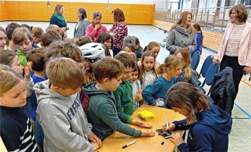 Die Grabenstätter Grundschüler freuten sich nicht nur über den Titel „Sport-Grundschule“, sondern auch über den Besuch der ehemaligen Spitzenbiathletin Martina Seidl (vormals Zellner). Nach einer Fragerunde gab die Olympiasiegerin von 1998 und zweifache Weltmeisterin noch Autogramme. Foto Müller