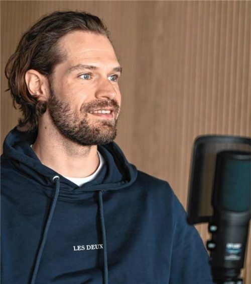 Die Haare sind jetzt kürzer: Lukas Steinhauer am Mikrofon bei „Hart gecheckt“.Foto Marinus Obermaier