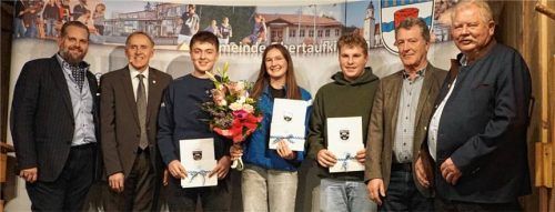 Die herausragenden Leistungen von Eva Greimel (Mitte), Andreas Otter (Mittte links) und Mathias Schwarzenböck (Mitte rechts) wurden geehrt: (von links) Landtagsabgeordneter Sascha Schnürer, Bürgermeister Franz Ehgartner, die drei Geehrten, Dritter Bürgermeister Andreas Lentner und Zweiter Bürgermeister Georg Thalmeier.Foto Sutherland
