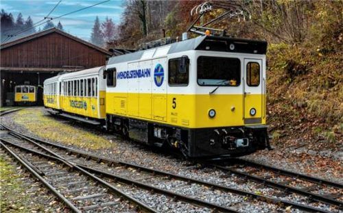Die historischen Wagen des Nostalgie-Express und die 2021 in den Betrieb integrierte Lok 5 verbinden technische Gegenwart mit der Geschichte der Bergbahn.Foto Wendelsteinbah