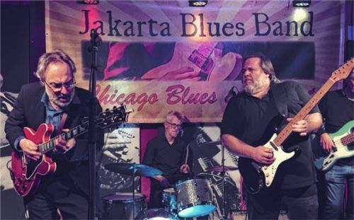 Die Jakarta Blues Band auf der Bühne. Foto re