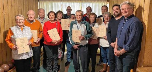 Die Jubilare des Arbeiter-Kranken-Unterstützungsvereins (AKUV) mit Vorsitzendem Josef Hederer (rechts) und Bürgermeister Dr. Florian Haas (Zweiter von rechts). Foto  Meindl